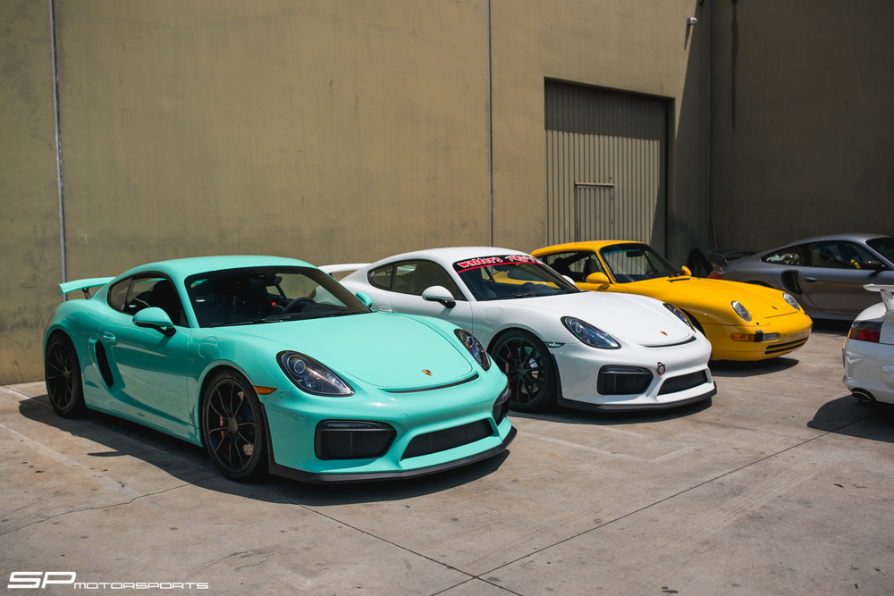 GT4s alongside a 993