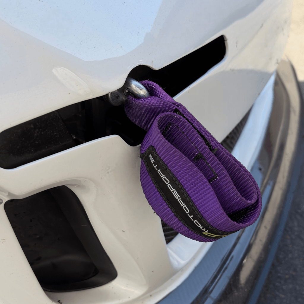 981_718_991 front tow hook on car